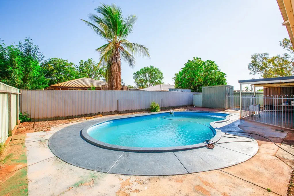 South Hedland 4कमरा 4 Bedroom Brick Home + Pool + Multiple Sheds + Great Block & Access!