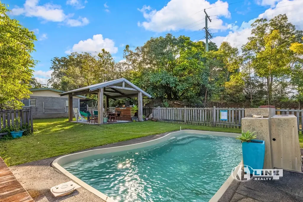 West Woombye 3Habitaciones Acreage Living with Endless Potential, Shed Space & a Poolside Paradise