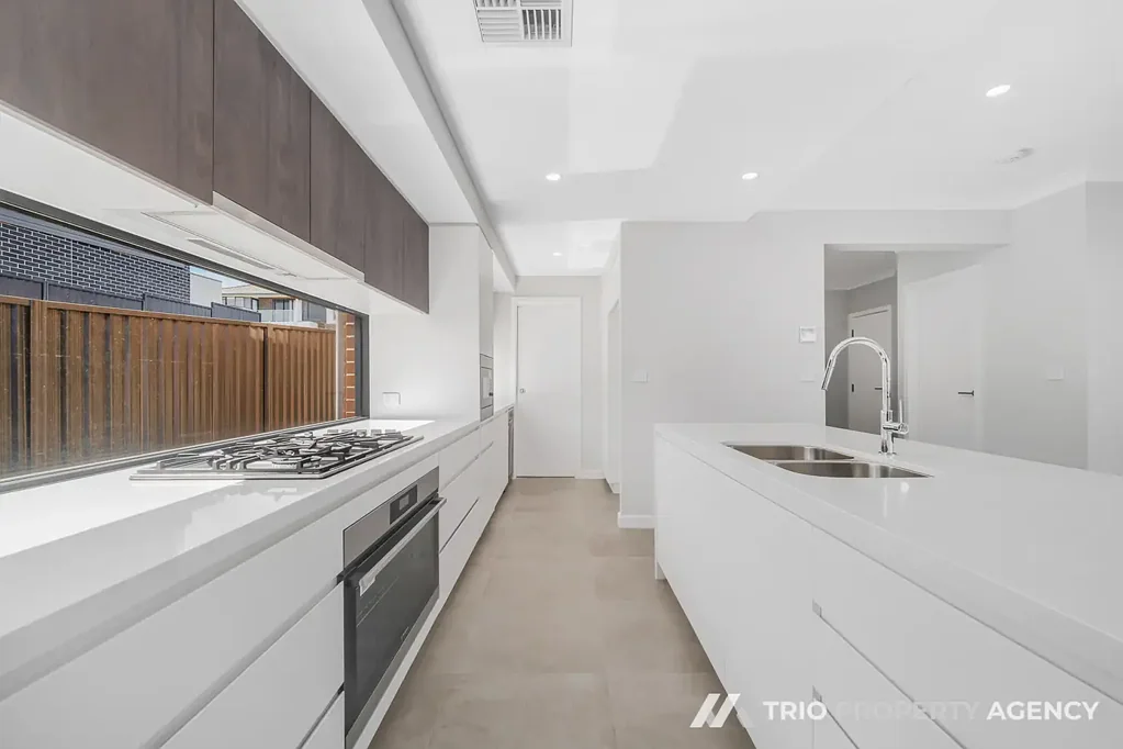 Box Hill 5Zimmer Brand New Family Home in Prime Box Hill Location – Ready to Move In!