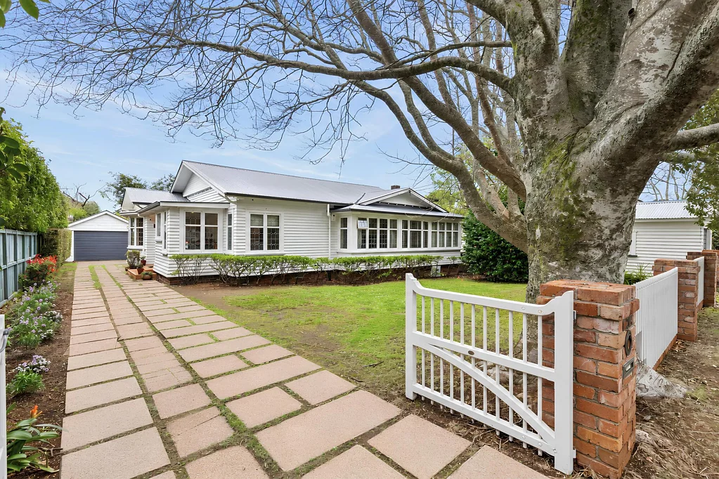 Epsom 4침실 36 years. One remarkable Epsom home.