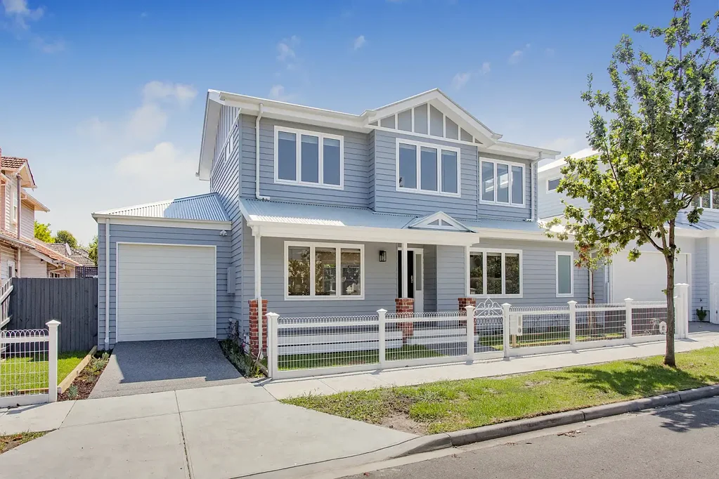Luxurious Family Living in an Exclusive Carnegie Cul-De-Sac