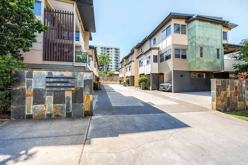 West Gladstone 3房  MODERN 3 LEVEL TOWN HOME IN CONVENIENT LOCATION, CLOSE TO HOSPITAL