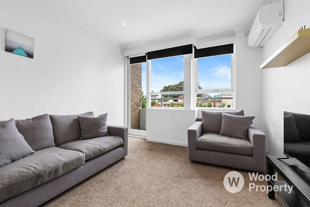 St Kilda West 1房 精品楼中顶层 采光充足 起居宽敞 厨房升级 卧室明亮 浴室功能全 电车便利 海滨生活 In the Heart of Cosmopolitan St Kilda West
