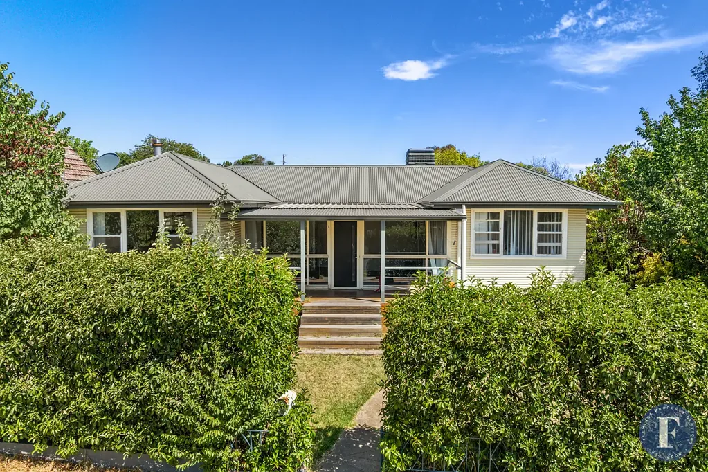 8 Karabah Avenue, Young, NSW 2594
