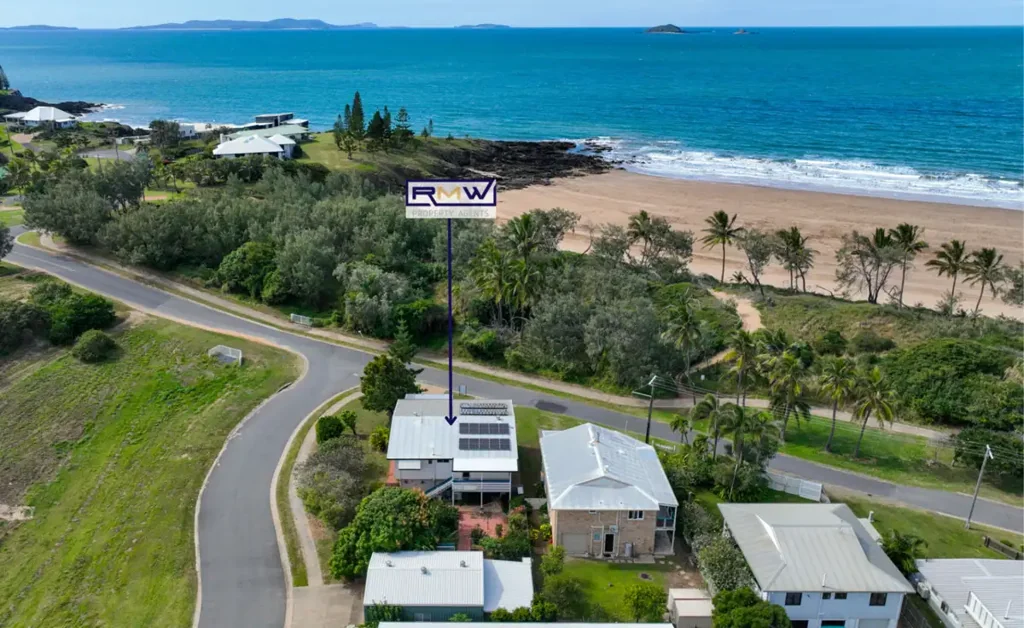 Emu Park 4chambre Spacious Coastal Retreat – Just 50m to the Shoreline