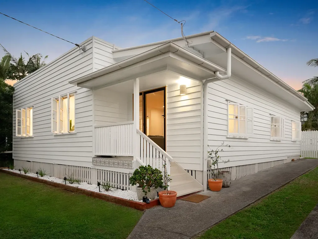 Redcliffe 4Moenga Stunning Coastal Cottage With A Dazzling Top-To-Toe Renovation, Just 250 Metres From The Shores of Queens Beach!