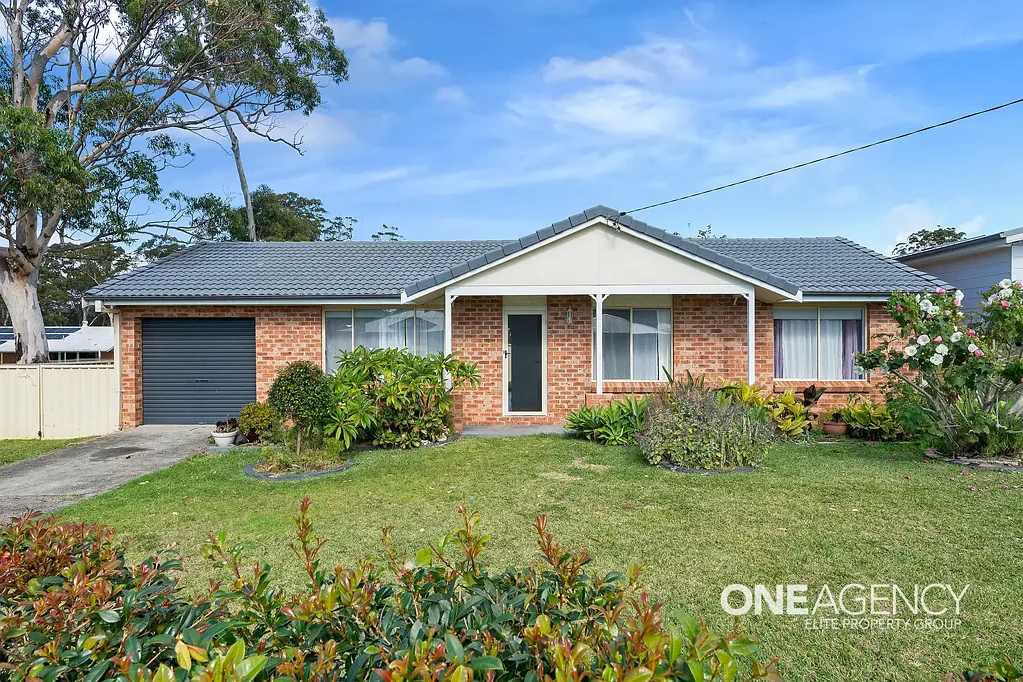 FRESHLY UPDATED COASTAL LIVING IN THE HEART OF CALLALA BAY