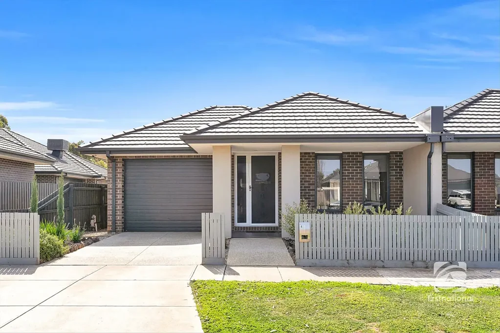 6 CHARLTON AVENUE, Eynesbury, VIC 3338