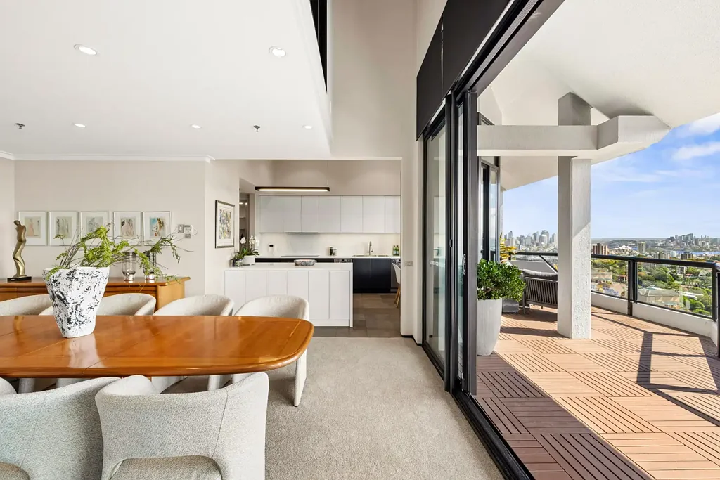 Bondi Junction 3房 东门地标28层 393平米奢居 270度全景视野 海港大桥歌剧院 Smeg高端厨房 三车位专属 Skyline Penthouse with Iconic Panoramic Views.