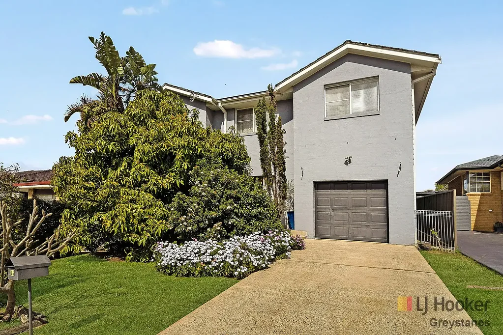 Greystanes 8ਬੈੱਡਰੂਮ SPACIOUS FAMILY LIVING IN PRIME GREYSTANES LOCATION – MUST BE SOLD!