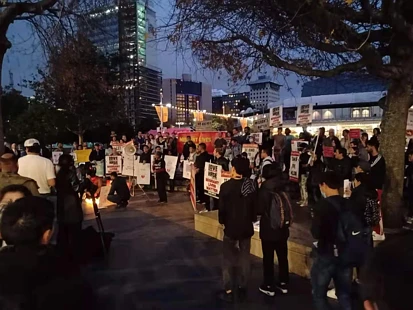 移民门槛太高！这些人不干了！刚刚！奥克兰CBD爆发抗议集会！背后的真相很心酸！