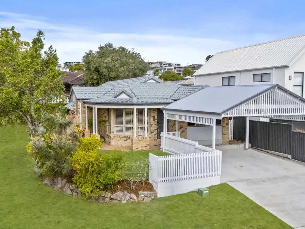 Holland Park West 3房 豪华单层住宅 - 轻松入住，尽享悠闲。 Luxurious Low Set Home - Unpack, Sit Back, Relax.