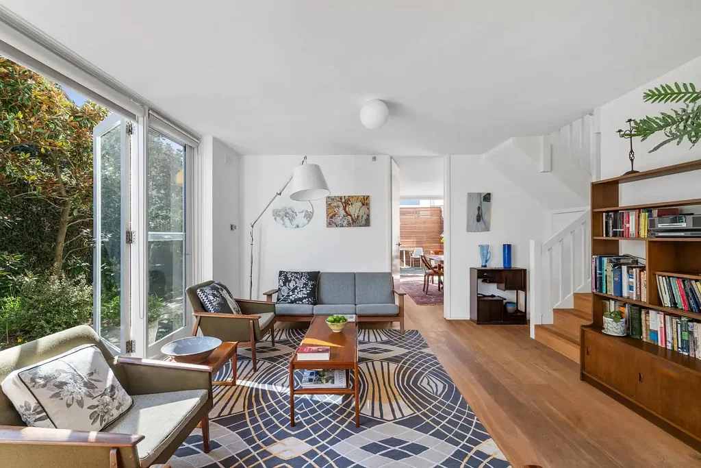 Toorak 3Kwarto Living framed by light