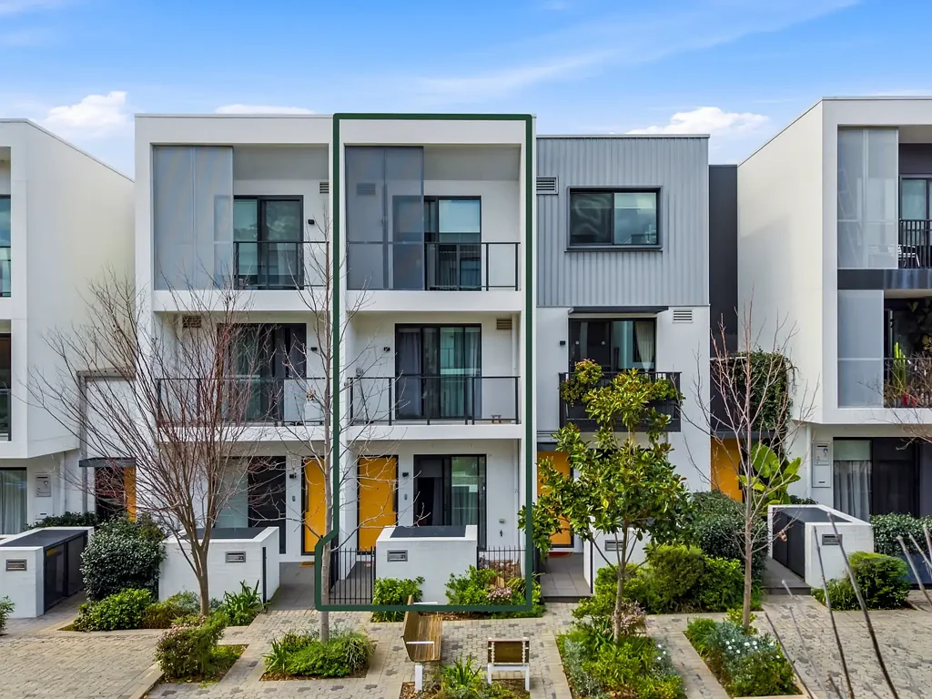 Edmondson Park 3Kwarto Contemporary Three Level Living in the Heart of Edmondson Park