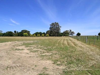 East Bairnsdale SPACIOUS, LEVEL ALLOTMENT.