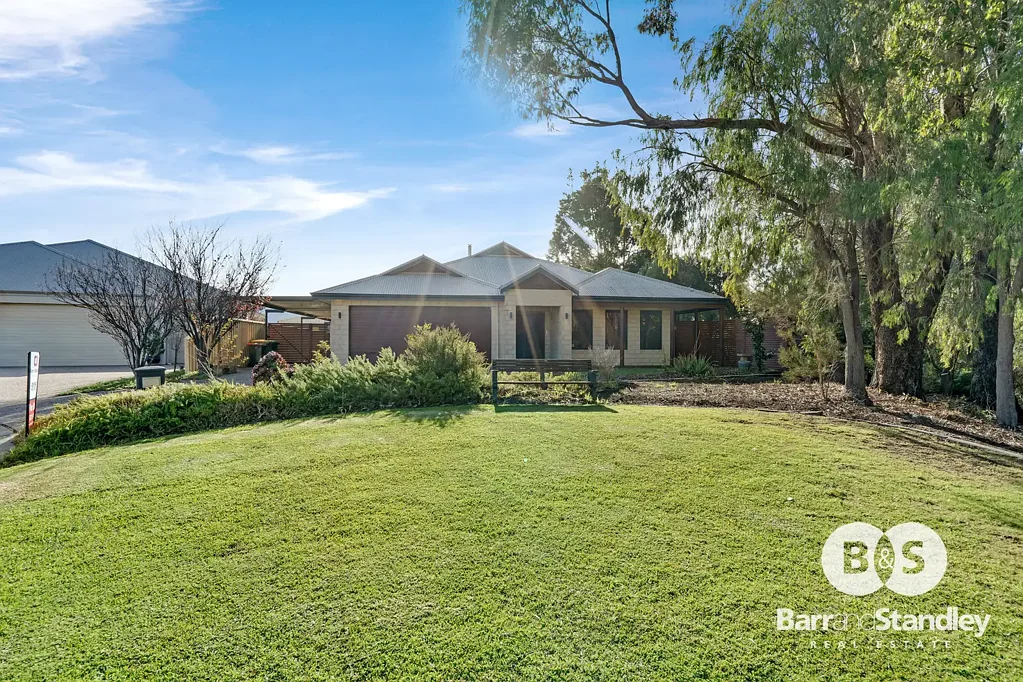 Millbridge 4房  Stunning 4-Bedroom Family Home with Spectacular Views in Millbridge