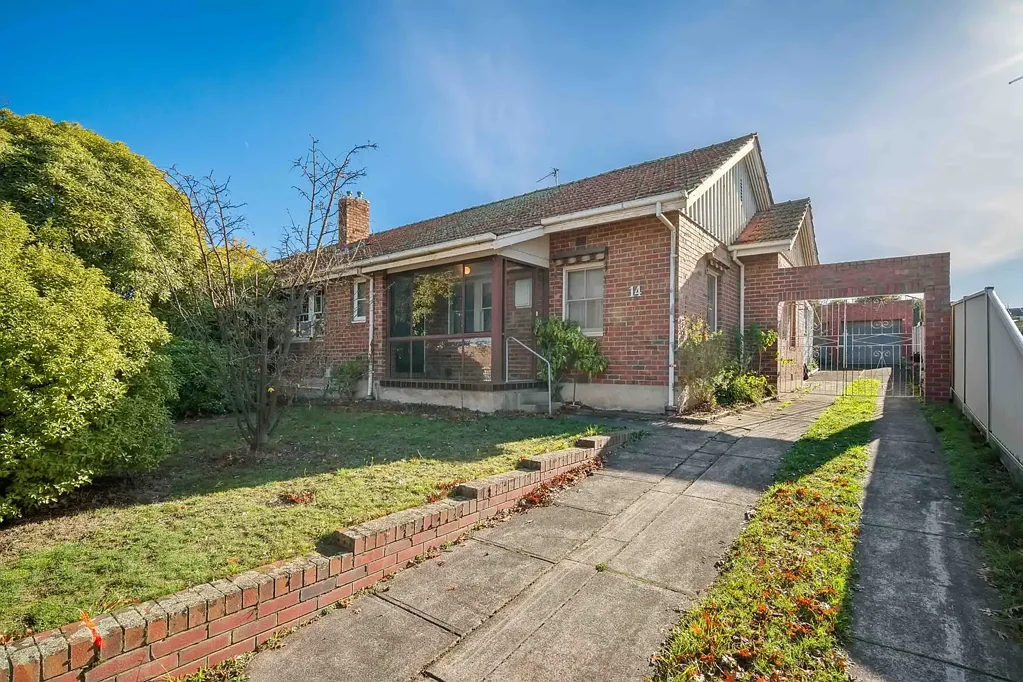 Ballarat North 3कमरा Charming Double Brick Home with Endless Potential