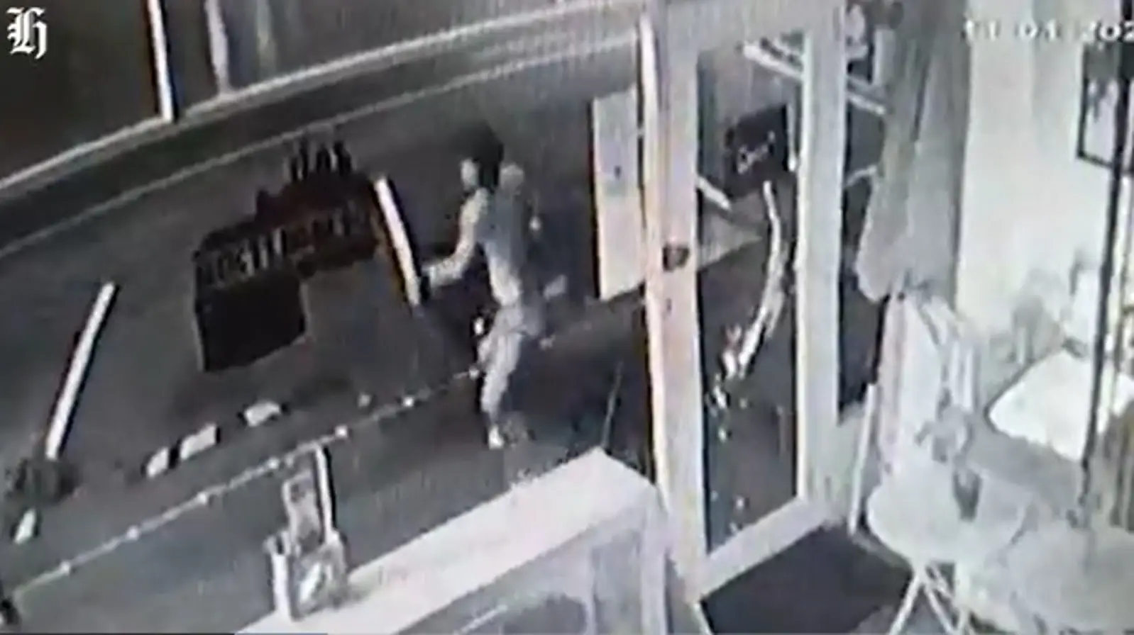 奥克兰西区店铺遭暴力抢劫！店主调出监控，一看惊呆了……