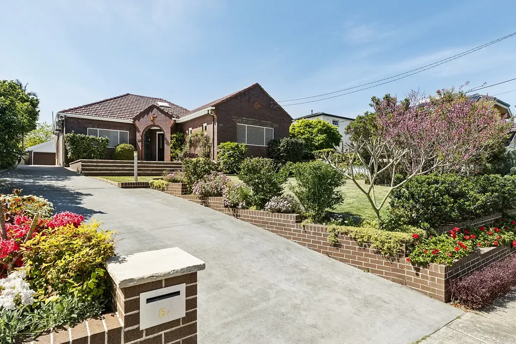 Hurstville 5 Slaapkamer Charming family residence in a dress-circle estate