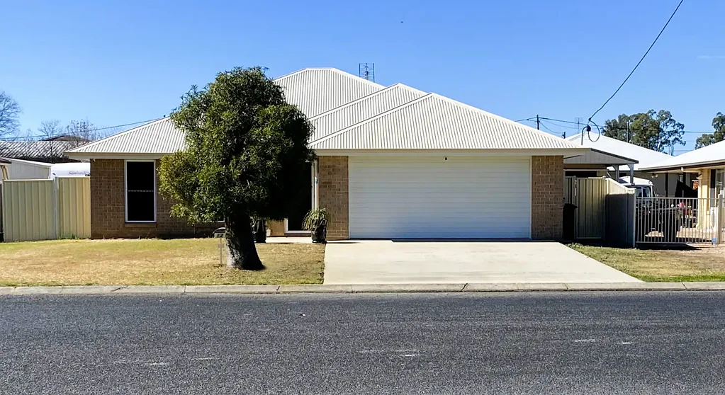 12 Lee Street, Miles, QLD 4415