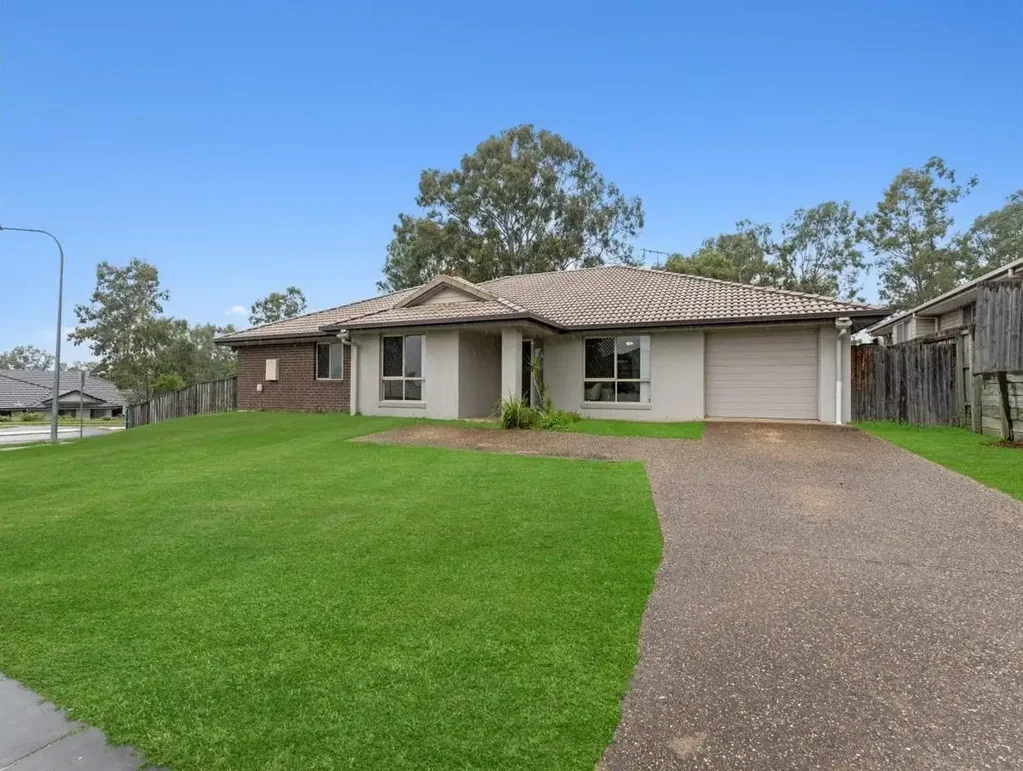 Modern 3-Bedroom Home with Covered Pergola & Courtyard in Wulkuraka