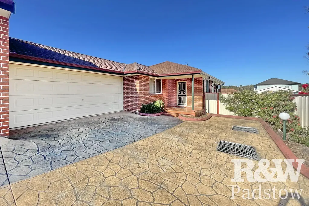 Light Filled 3 Bedroom villa with Double Garage