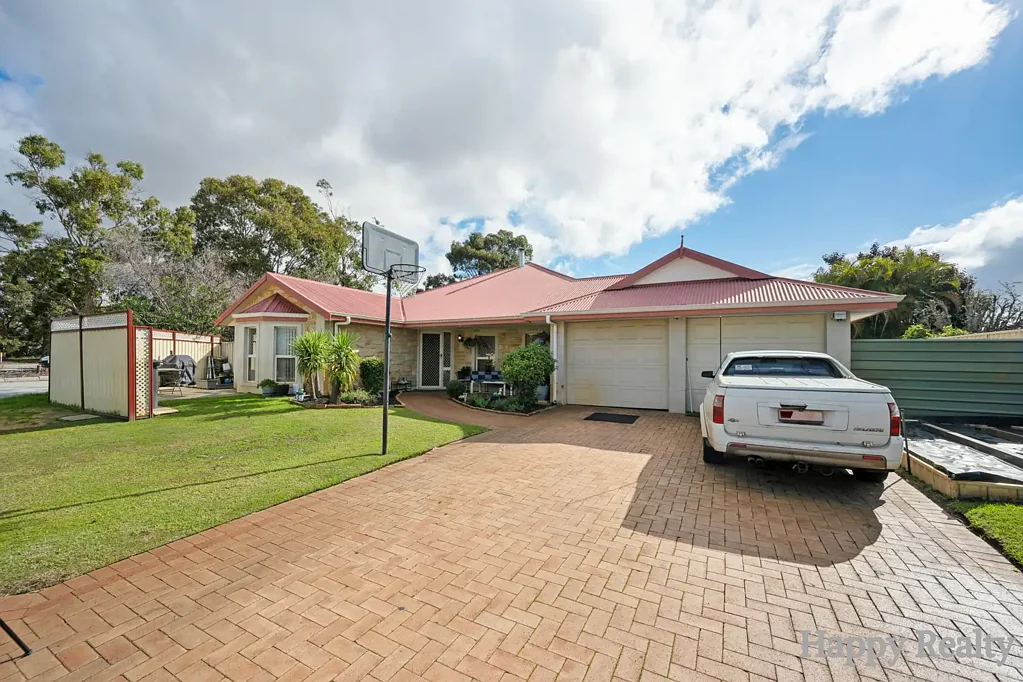 Thornlie 4部屋 Spacious Family Home with High Ceilings & Multiple Living Areas on a 717sqm Block