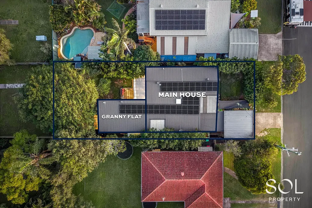 Chermside West 4房 Chermside West热门社区 607平米宽绰庭院 九年精心翻新 独立老人套房 太阳能供电 多个户外娱乐区 多代同堂理想居所 Modernised Mid-Century Classic with Self-Contained Granny Flat