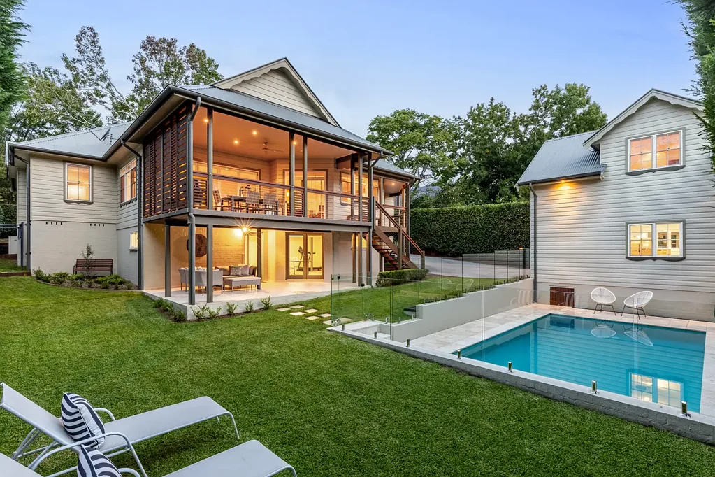 Glenbrook 4房 Glenbrook显赫地址 私密泳池庭院 1,114sqm阔地 Master builder品质 四卧带套间 多功能空间 步行村中心 A Landmark Glenbrook Residence | Rare Village Prestige