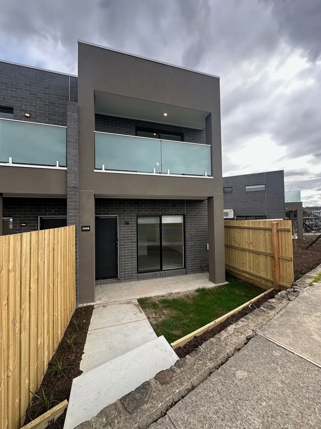 9x BRAND NEW 3 BEDROOM TOWNHOUSES IN PRIME LOCATION IN THE LAKES