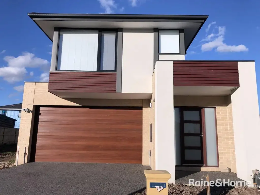 Fabulous 2-Storey 4Br Family Home in Williams Landing!