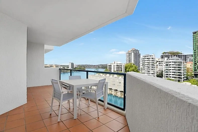 Kangaroo Point 2房 河景壮丽东南朝向 开放式起居 设备齐全厨房 宽敞阳台 私人套间 管道空调 度假村设施 滨水生活 便捷交通 Beautifully Renovated Two Bedroom Apartment
