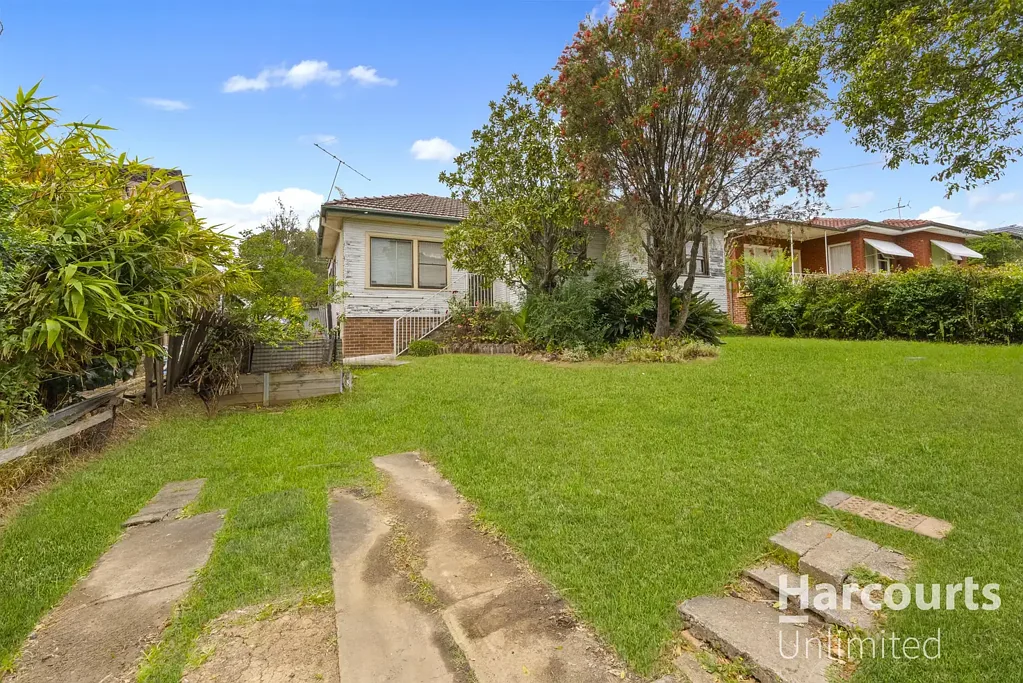 Blacktown 4房 556.4sqm宽幅地块 四卧书房宽敞 厨卫翻新潜力 多区采光后院 中心地段步行达 Unlock the Possibilities - 556sqm of Opportunity!