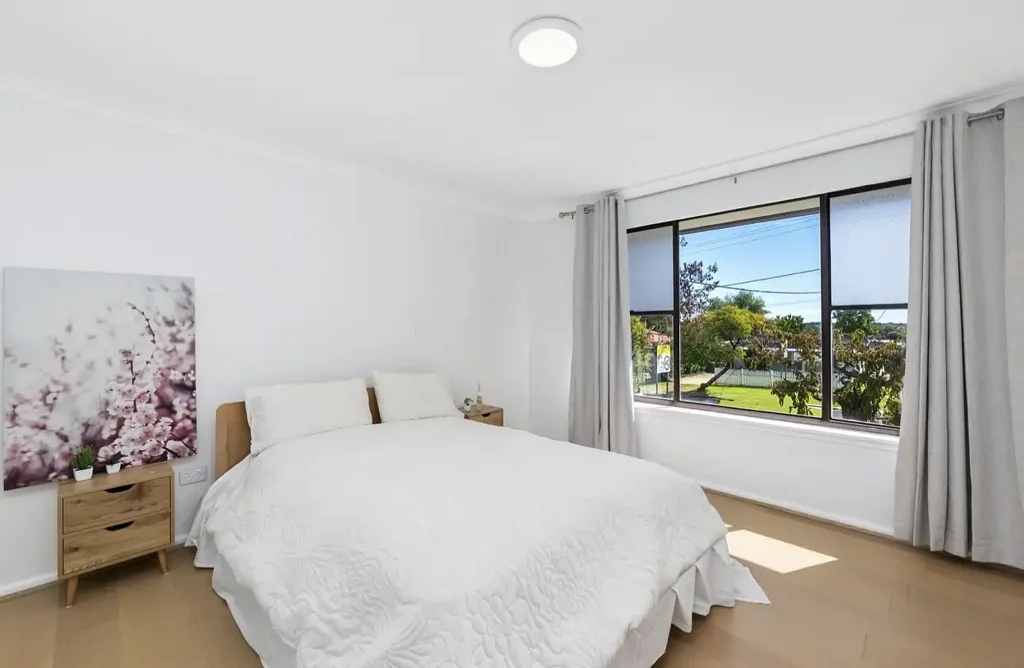 LARGE ROOM FOR RENT NEXT TO TRAIN STATION