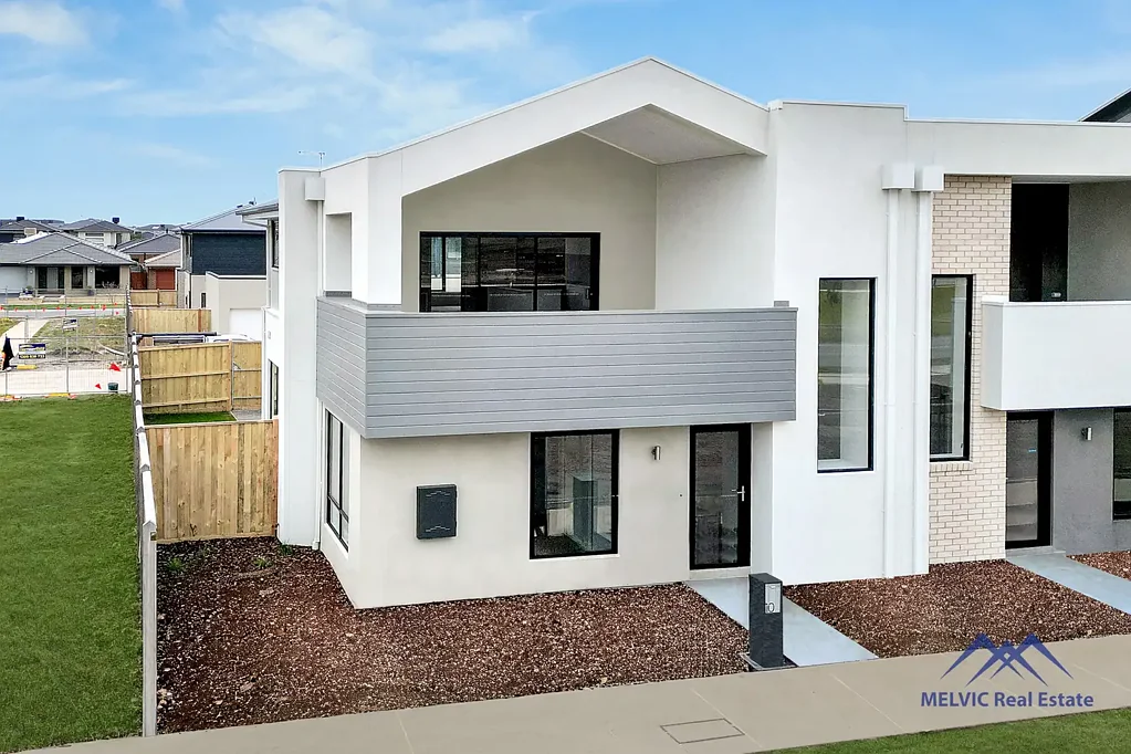Clyde North 4房  Modern 4-Bedroom Townhouse – Walk to Shops, Parks & Transport