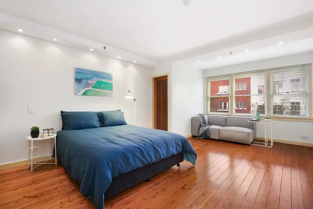 Spacious fully furnished executive studio in great location !