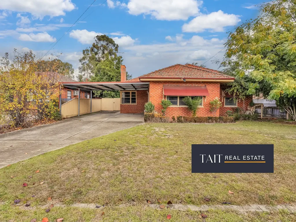 Wangaratta 3房  Red Brick Charm on a Spacious West End Block with Poolside Bliss