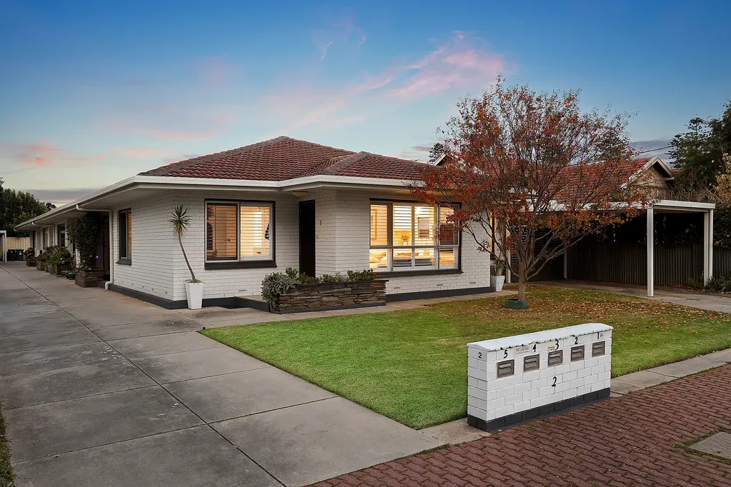 Glenelg East 2房  Stylishly Renovated Open Plan Living in a Blue-Chip Glenelg East Address