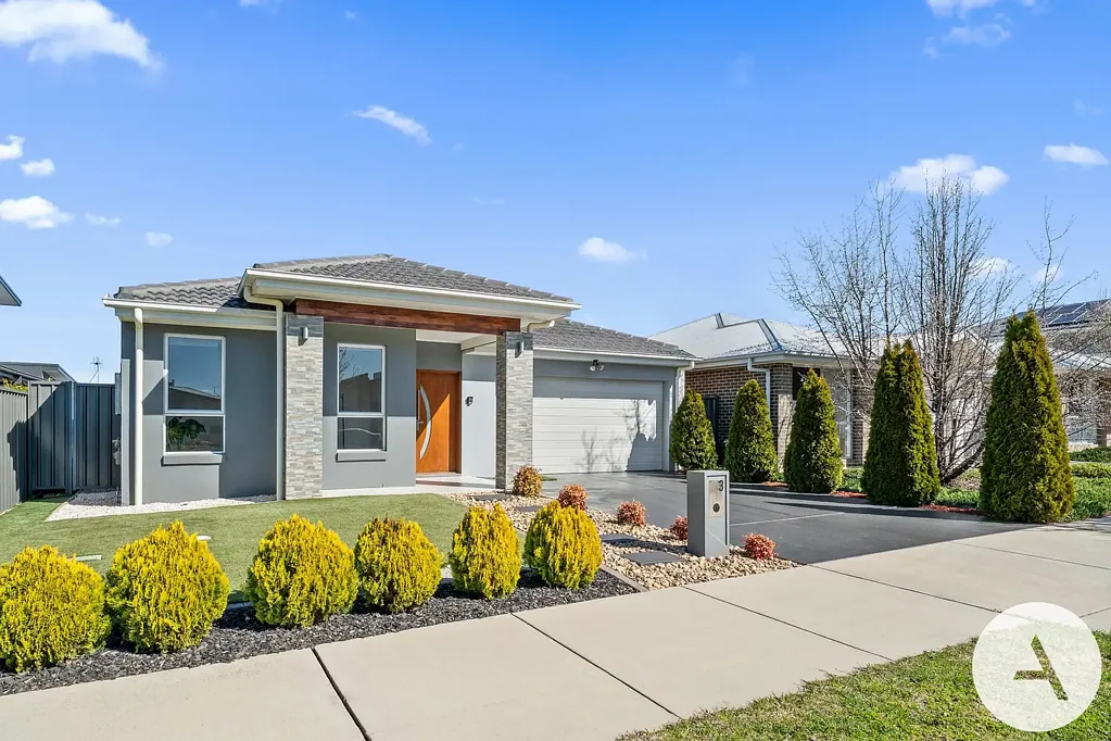 Throsby 4બેડરૂમ North-facing Single Level Light-Filled Contemporary Home with Two Ensuites - Move-In Ready!