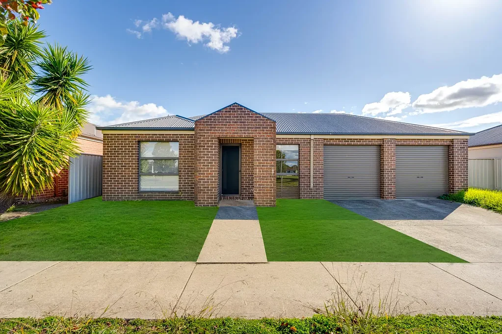 4-Bedroom Family Home in Prime Location - Schools, Uni & Shops Nearby