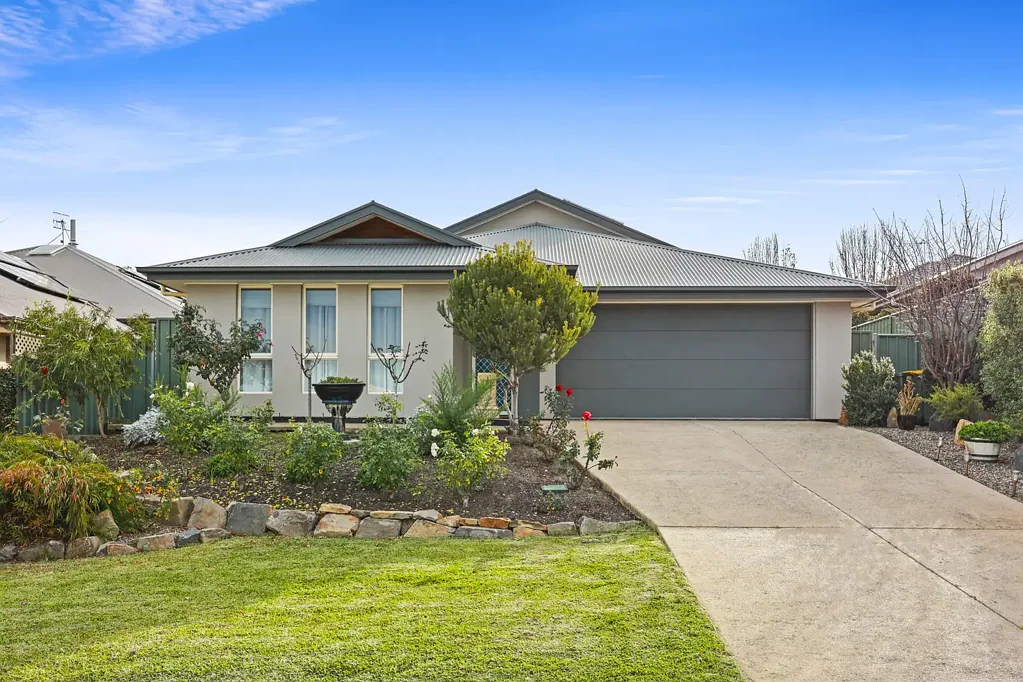 Encounter Bay 4 Bedroom Spacious Modern Home Perfect for Coastal Living