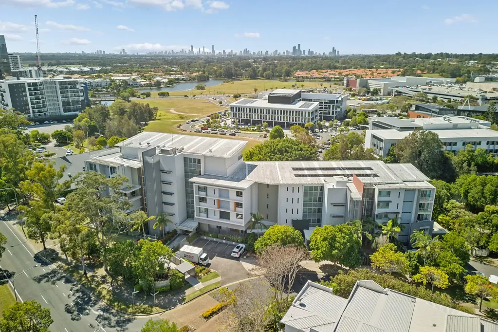 Robina 2 Slaapkamer Downsizer's Dream: Ground-Floor Corner Apartment with Massive Terrace & Resort Outlook