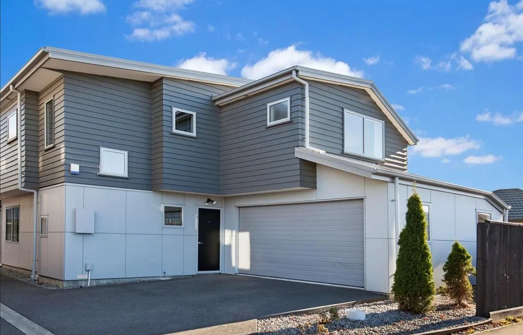 4 Bed And 2 Bathroom Modern Home