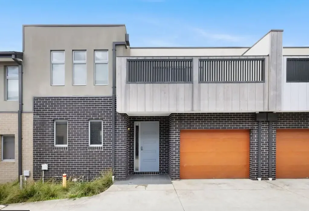 Spacious 3-Bedroom Townhouse in Convenient Bayswater Location