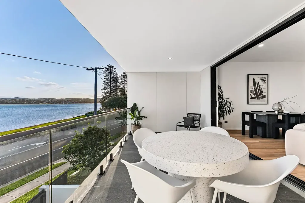 Speers Point 3침실 Luxury Townhouse Boasting Lake Views – A Premium Asset for Elite Investors