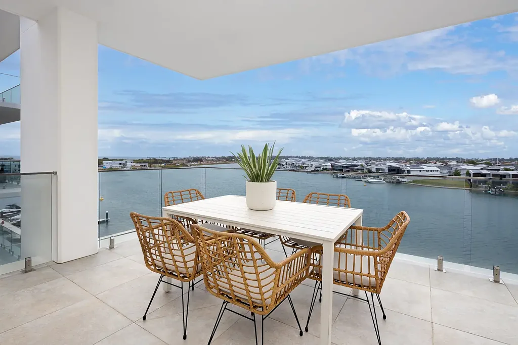 Newport 3房 奢享水景大三房，双阳台设计，Miele电器，船位配套，活力社区。 LUXURY APARTMENT WITH DUAL BALCONIES + 3 CARS SPACE + MARINA BERTH + AMAZING WATER VIEWS !