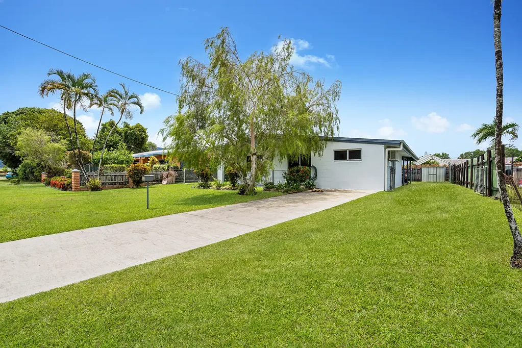 Edmonton 3ਬੈੱਡਰੂਮ Move In, Enjoy, Yard With Two Side Access