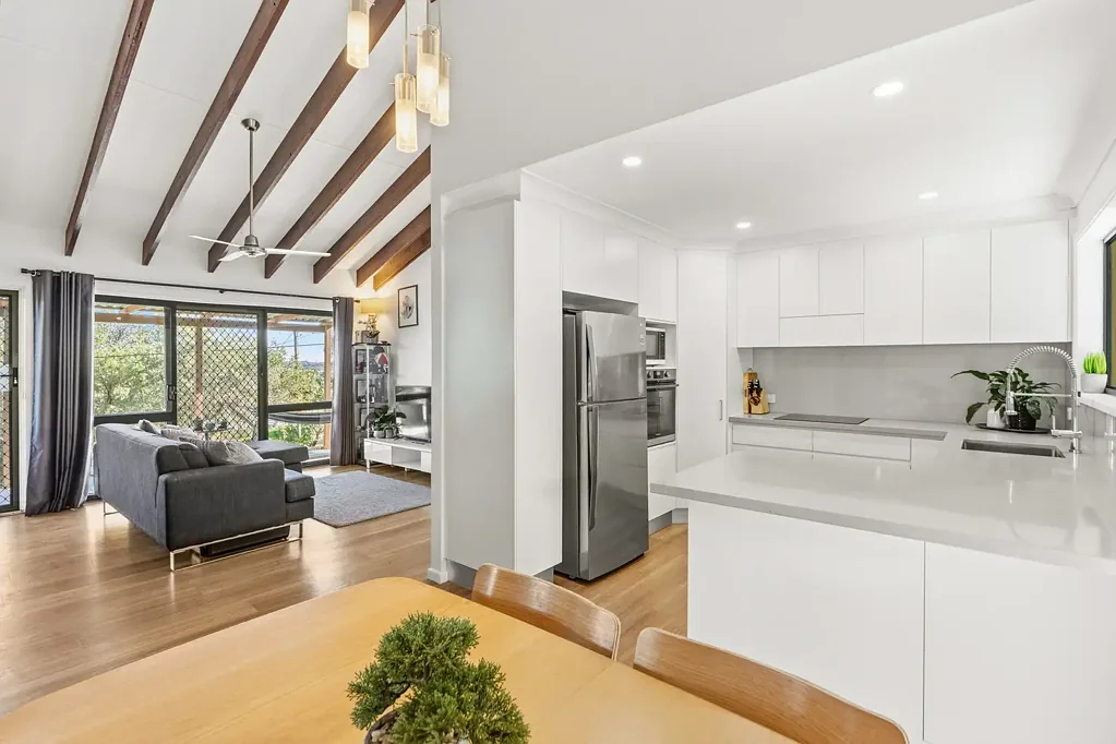 Banora Point 3房  Light-Filled Family Home with Space, Flexibility & Multiple Outdoor Areas