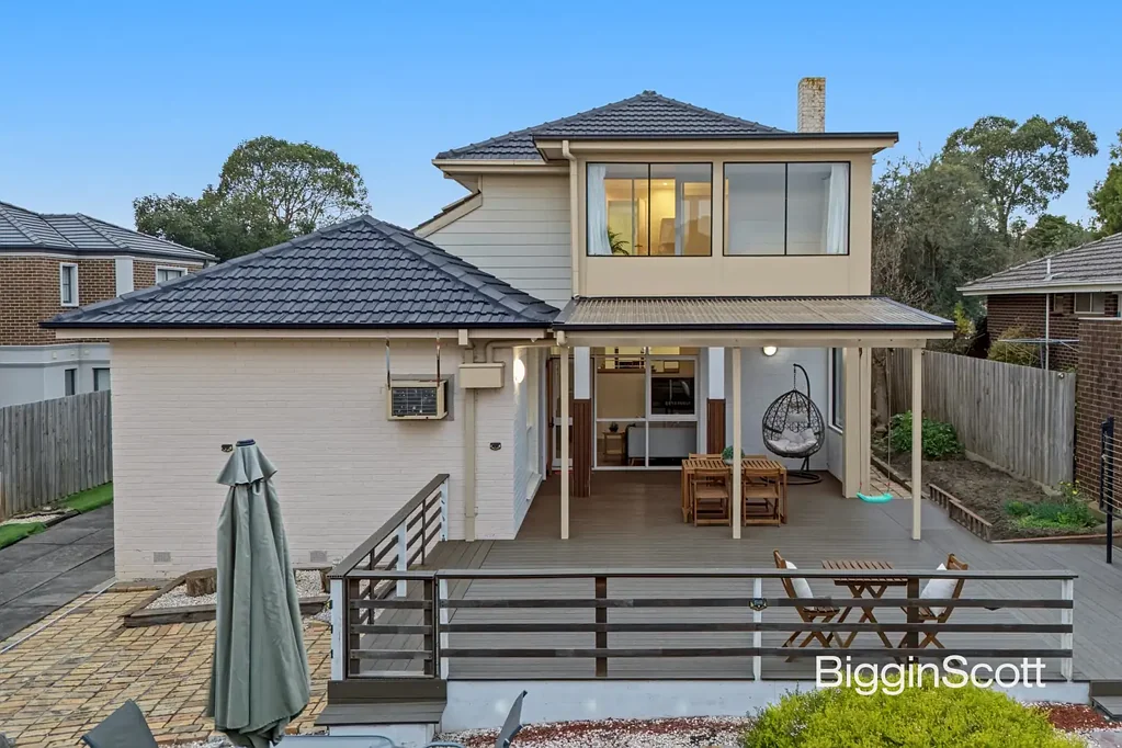 Mount Waverley 4ห้องนอน GRAND-SCALE FAMILY LIVING WITH FUTURE POTENTIAL IN THE MWSC CATCHMENT!