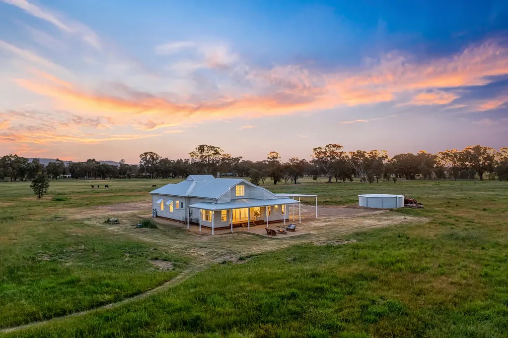 Euroa  "Roseglen" Federation Elegance on 21 Acres with Seven Creeks Frontage